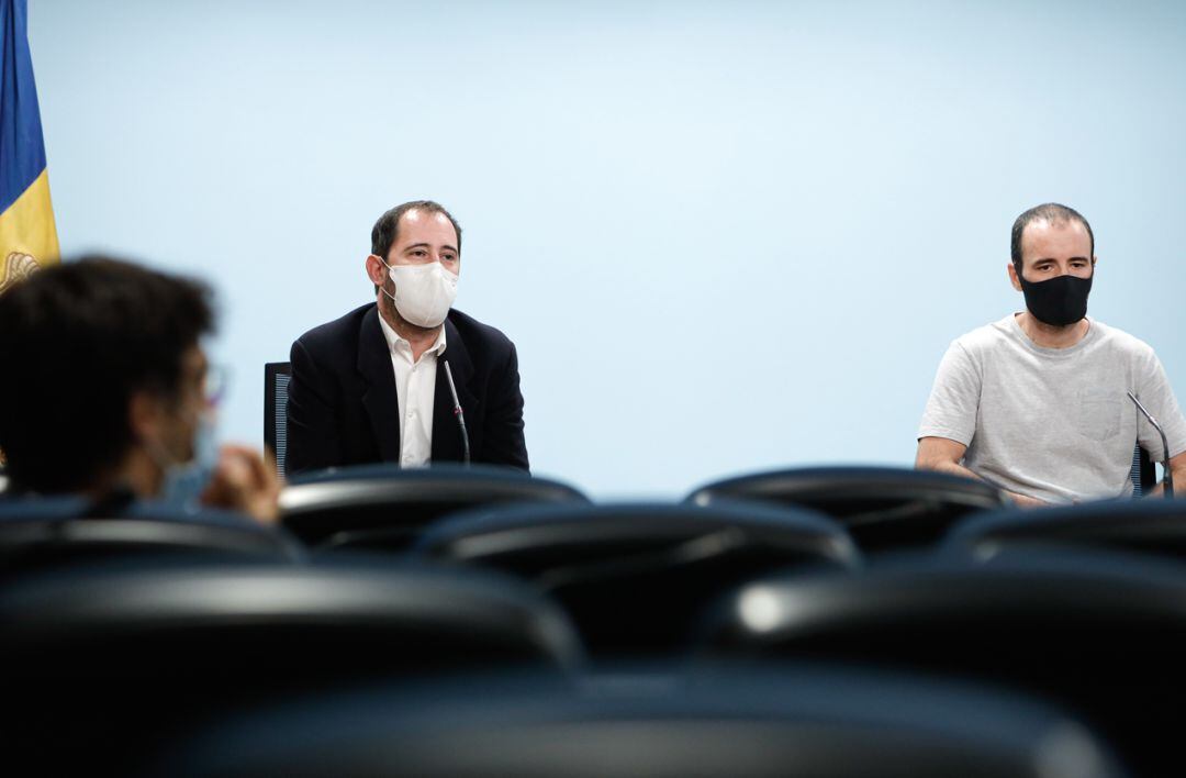 El director de l'Oficina de l'Energia i el Canvi Climàtic, Carles Miquel, i el coordinador de sostenibilitat i investigador de l'Andorra Recerca+Innovació, Oriol Travesset, durant la roda de premsa d'aquest dilluns.