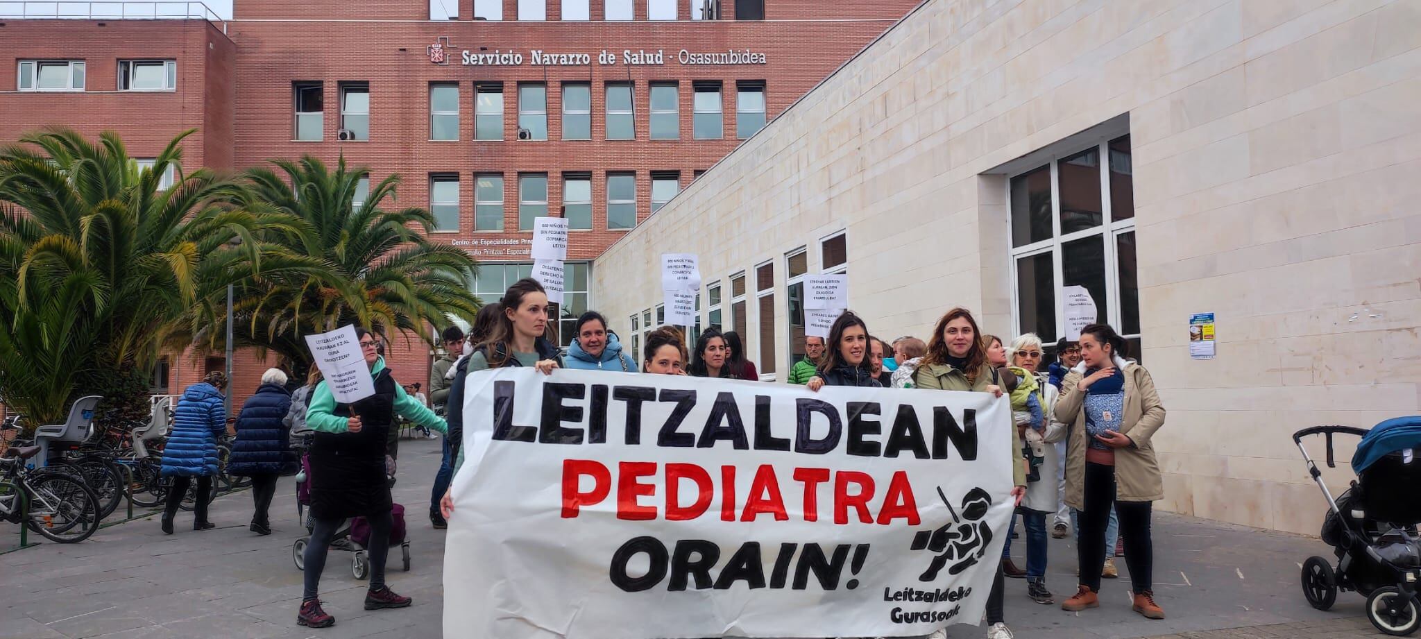 Familias de la comarca de Leitza protestan ante el Centro de Consultas Príncipe de Viana en Pamplona por la falta de pediatra en la localidad.