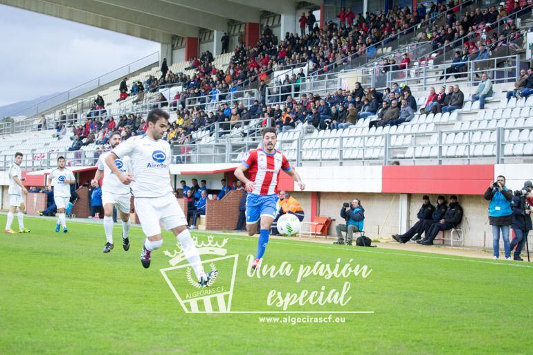 Ayala persigue un balón.