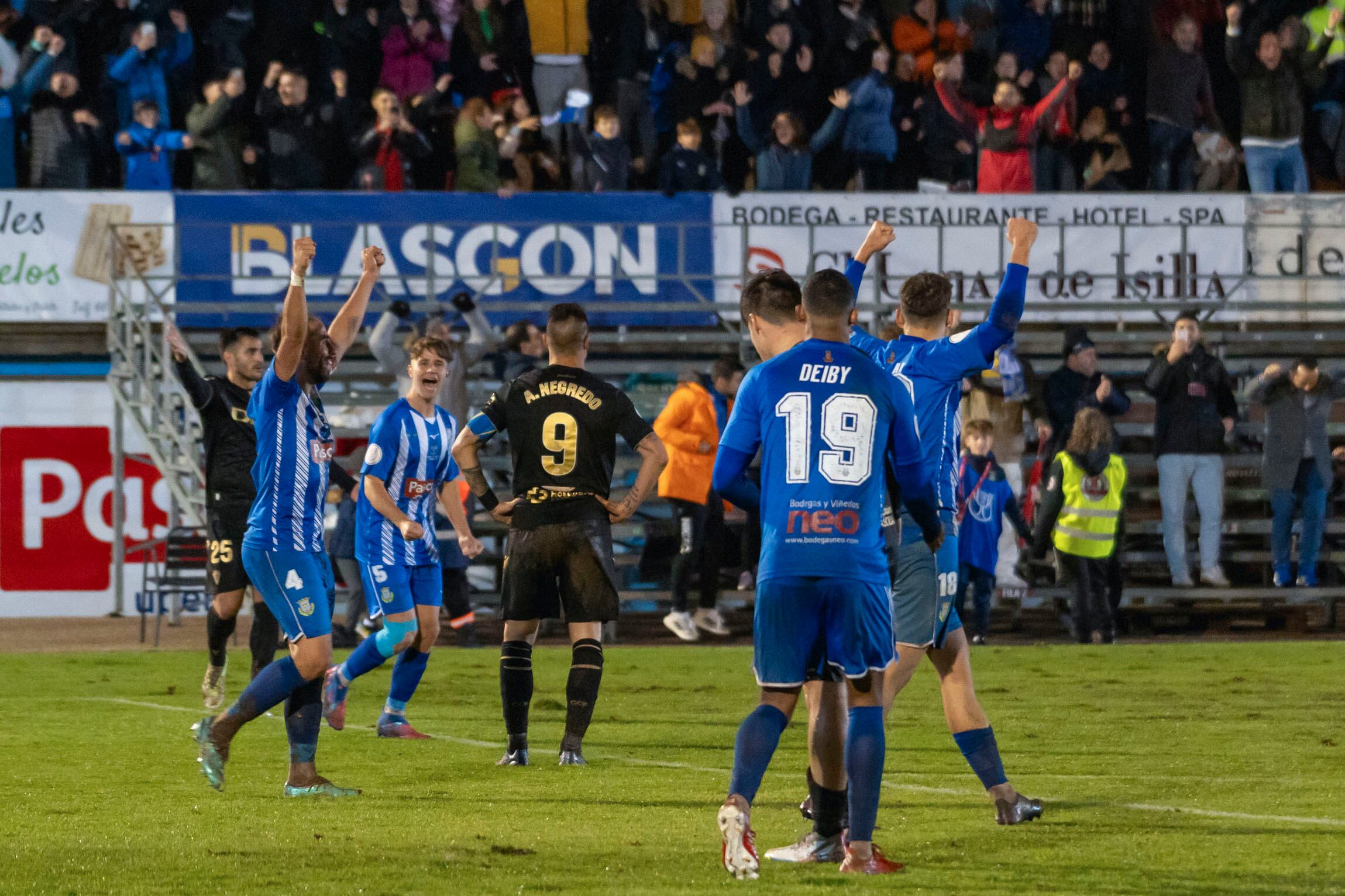 ARANDA DE DUERO, 07/12/2023.- Los jugadores de la Arandina celebran su victoria ante el Cádiz al final del partido de segunda ronda de la Copa del Rey que Arandina CF y Cádiz CF disputan hoy jueves en el estadio El Montecillo, en Aranda de Duero. EFE/Paco Santamaría
