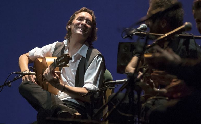 l guitarrista Vicente Amigo durante su actuación  en el Teatro de La Maestranza de Sevilla dentro de la Bienal de Flamenco. 