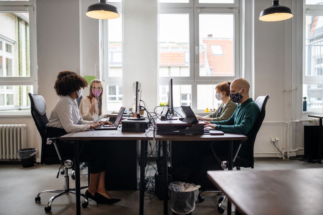 Empleados en una oficina trabajando con ordenadores