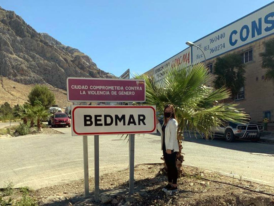 La concejala de Igualdad, Almudena Chamorro, junto a la señal de entrada al municipio