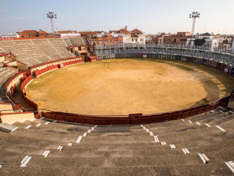 Plaza de toros de La Algaba con su peculiaridad de ser mitad de obra y mitad de carros