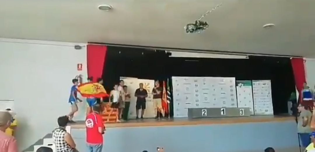 El momento en el que Pablo Ogazón se quita la bandera de España para recibir su medalla