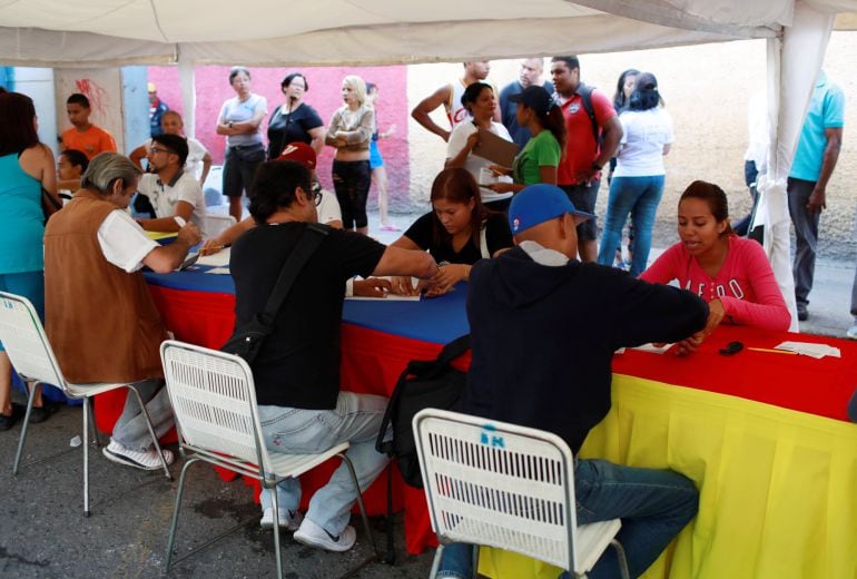 Los venezolanos votan en la consulta popular.