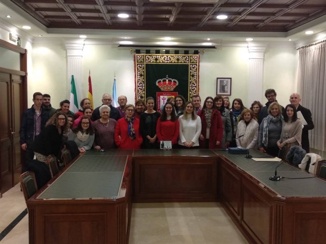 Foto de familia en la entrega del reconocimiento a Coraima rodeada de autoridades, familia, profesores y amigos