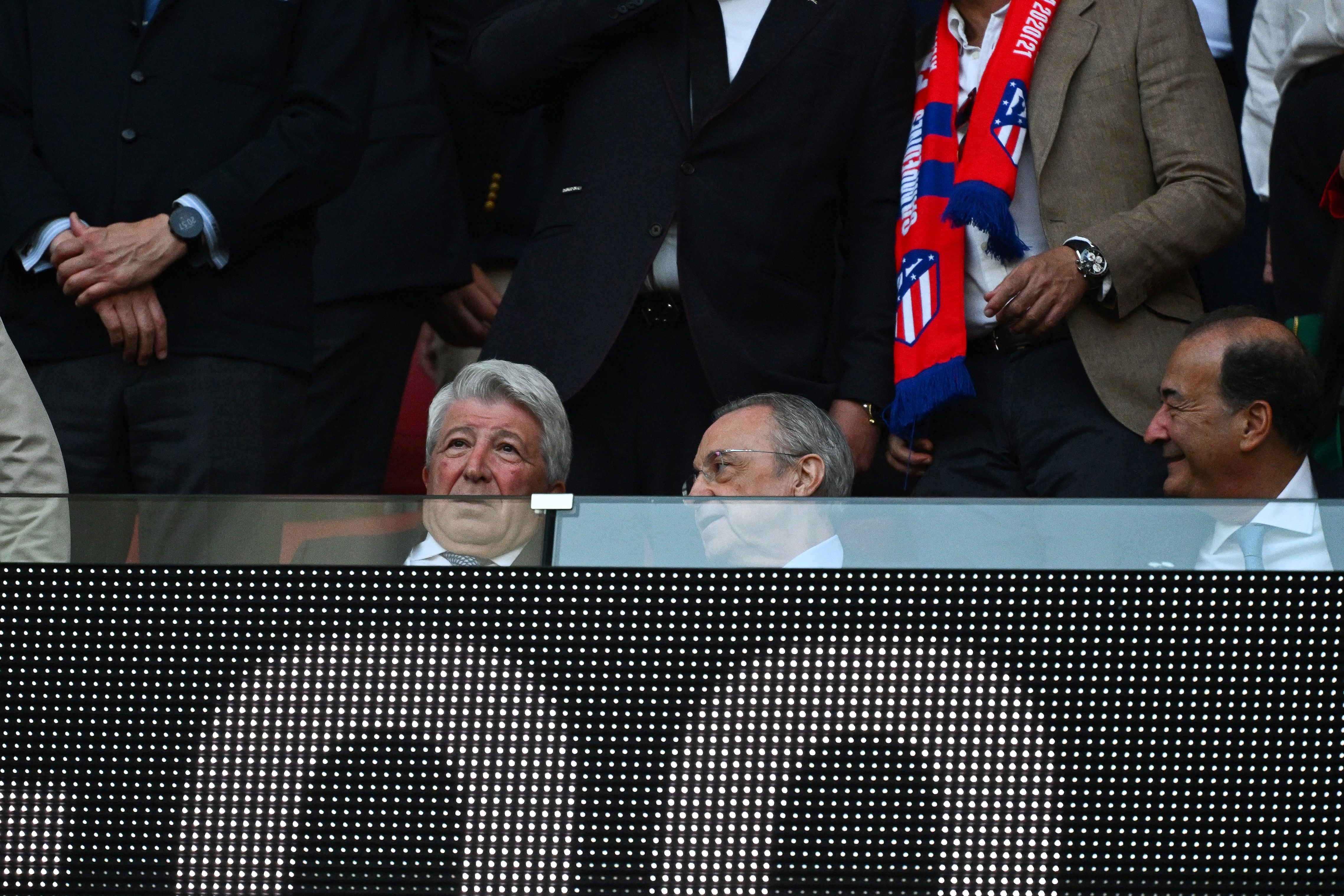 Enrique Cerezo y Florentino Pérez, en el palco, durante un Atlético de Madrid-Real Madrid. (Photo by GABRIEL BOUYS / AFP) (Photo by GABRIEL BOUYS/AFP via Getty Images)