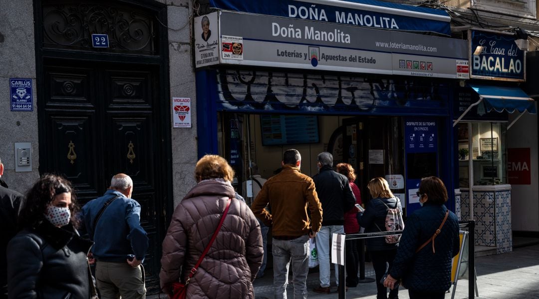 Las colas en la entrada de la administración de lotería Doña Manolita, en Madrid, se repiten este 2020 pese a la pandemia de coronavirus.