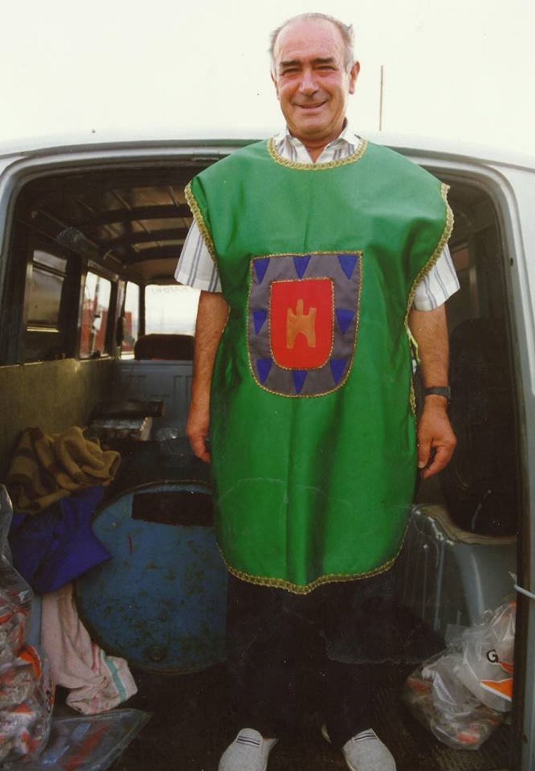 Gonzalo Martínez, el Ruso, en su furgoneta de venta de refrescos y pipas de Mazuecos.