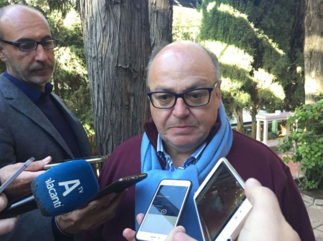 Juan Carlos Ramírez atiende a los medios de comunicación