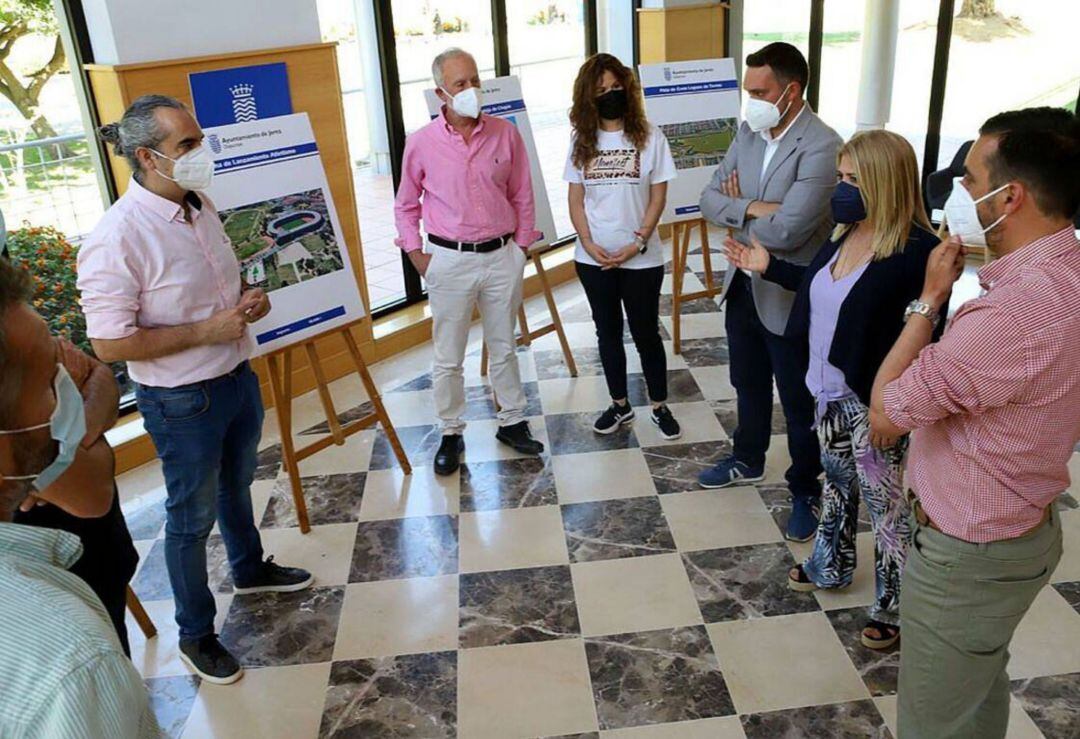 La alcaldesa presenta a los clubes de atletismo el Circuito de Cross de Torrox