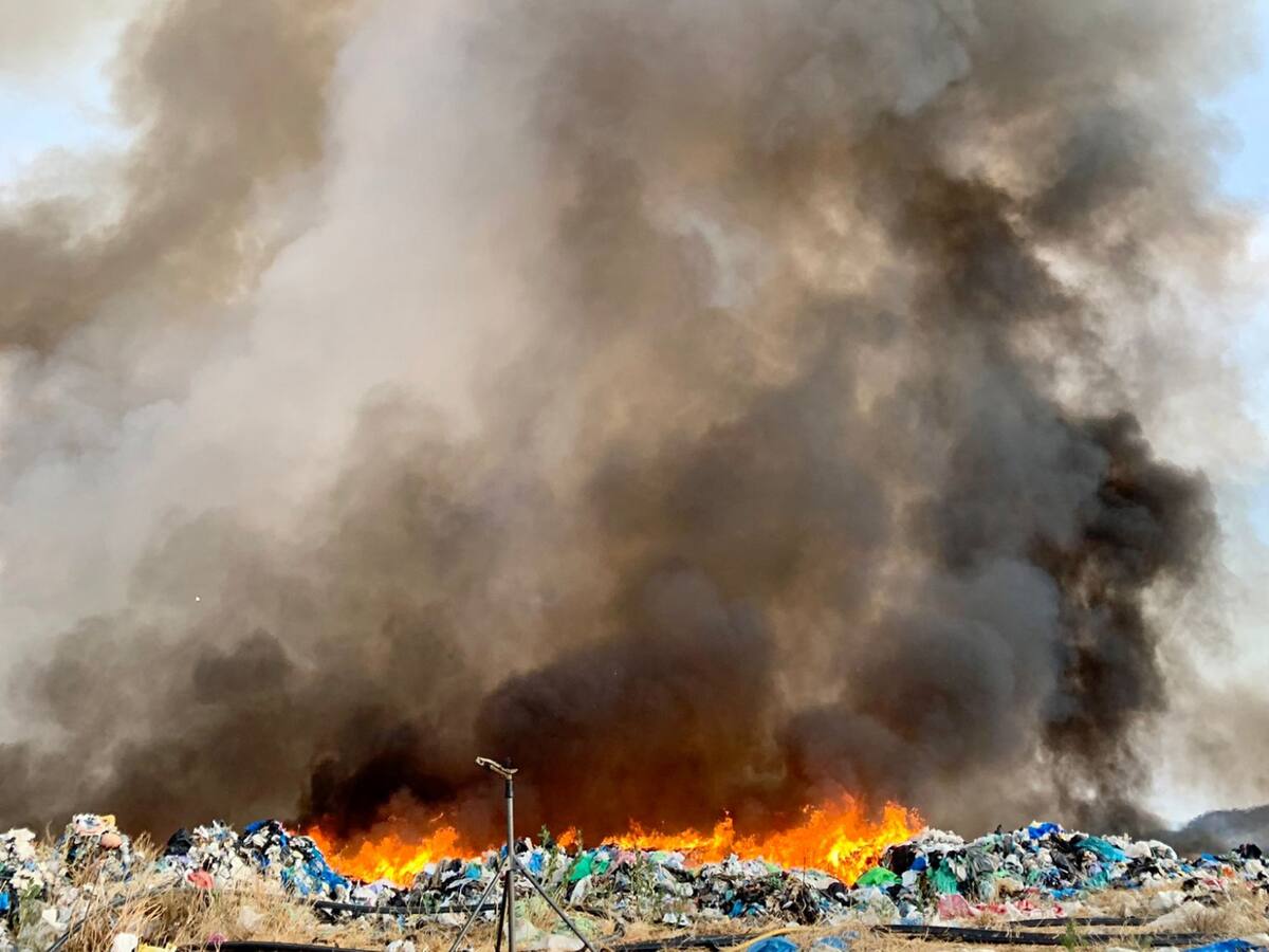 Los bomberos trabajan para extinguir el incendio del vertedero de la Comarca de Somontano
