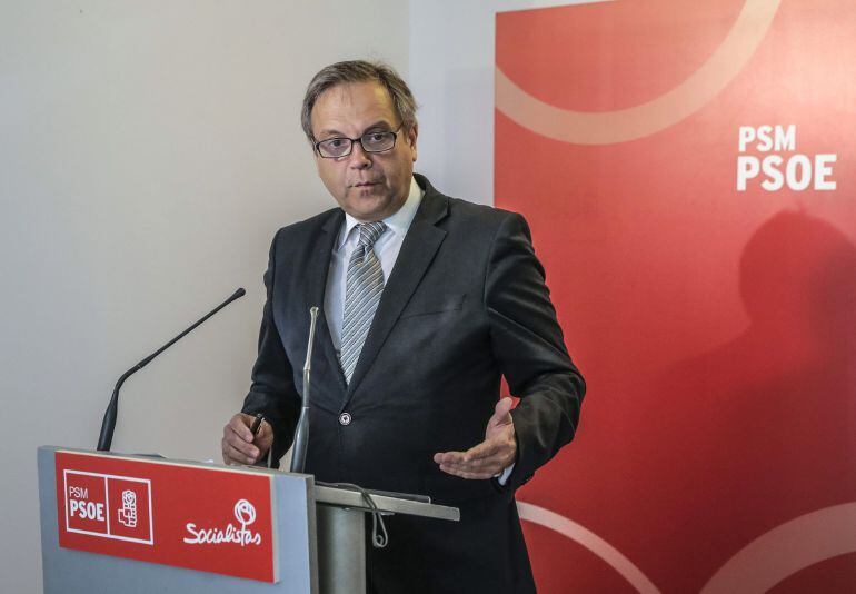 GRA013 MADRID, 06/04/2015.- El candidato del PSOE al Ayuntamiento de Madrid, Antonio Miguel Carmona, explicó esta mañana su proyecto de reforma de la Agencia para el Empleo. EFE/Emilio Naranjo