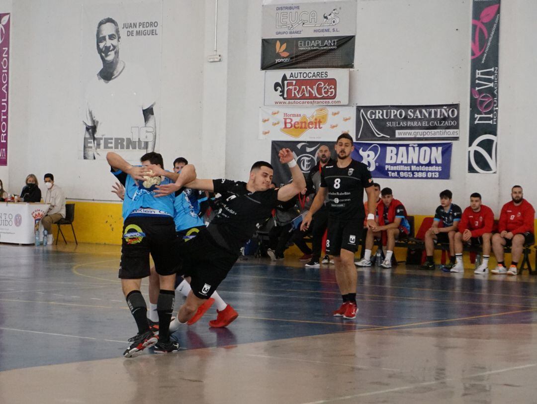 El Bm. Elda - C.E.E. no encarriló el partido hasta bien avanzada la segunda mitad
