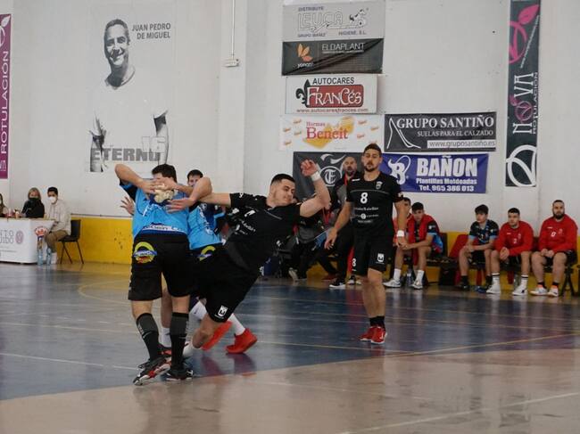 El Bm. Elda - C.E.E. no encarriló el partido hasta bien avanzada la segunda mitad