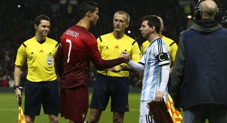 Cristiano Ronaldo y Messi de Argentina se saludan