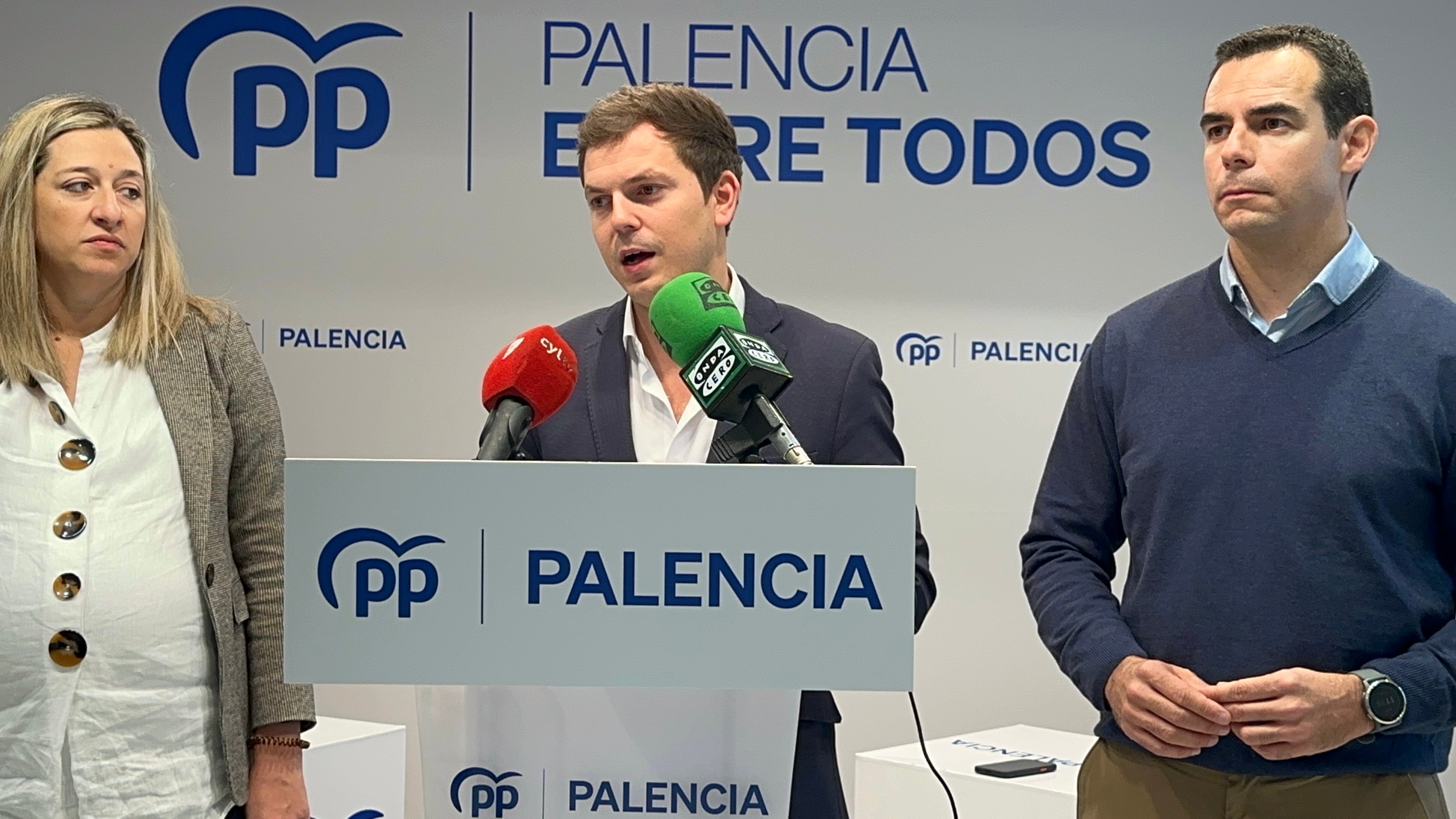 En el centro el portavoz municipal del PP en el Ayuntamiento de Palencia, Víctor Torres