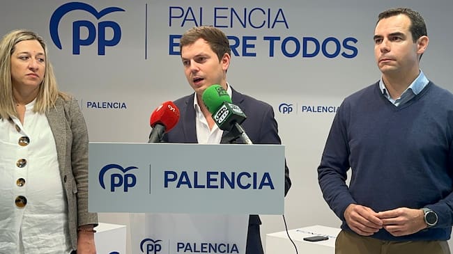 En el centro el portavoz municipal del PP en el Ayuntamiento de Palencia, Víctor Torres