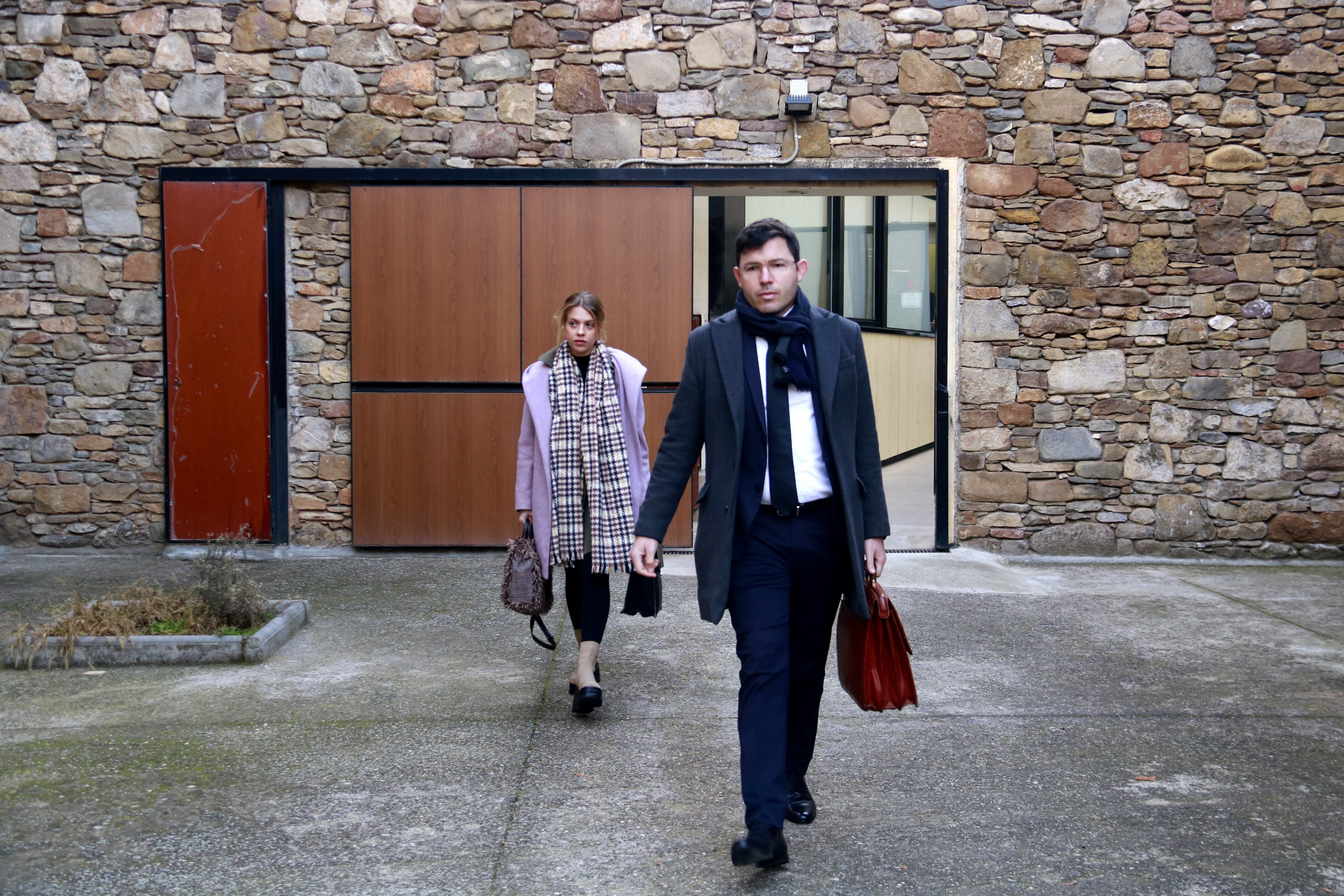 L'advocat de tres famílies d'usuaris que van morir a la residència Fiella de Tremp, sortint del jutjat de Tremp. Foto: ACN.