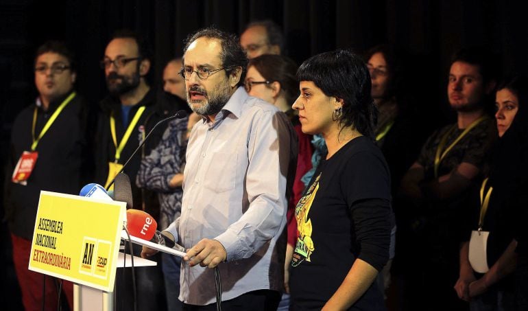 Antonio Baños y Anna Gabriel durante la pasada asamblea de la CUP celebrada en Sabadell