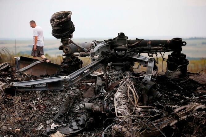 Restos del avión estrellado en la región de Donetsk, al este de Ucrania.