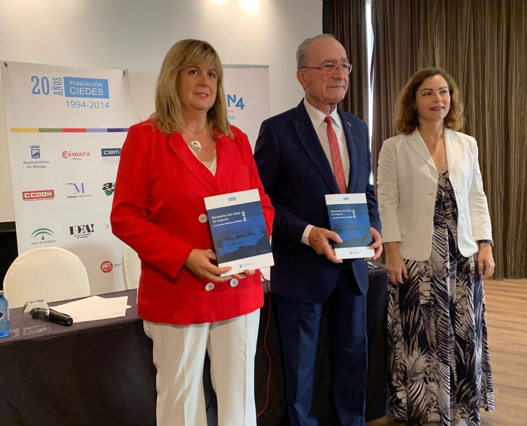 El alcalde, Francisco de la Torre, en la presentación del Segundo Barómetro del clima de negocio en Málaga junto a la concejala de Turismo, Rosa Sánchez, y la gerente de la Fundación CIEDES, Carmen García.