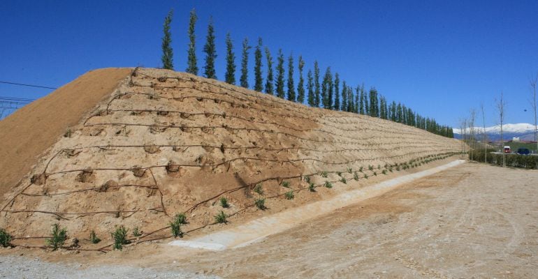 Talud de tierra contra el ruido del AVE a su paso por la zona Norte de Tres Cantos