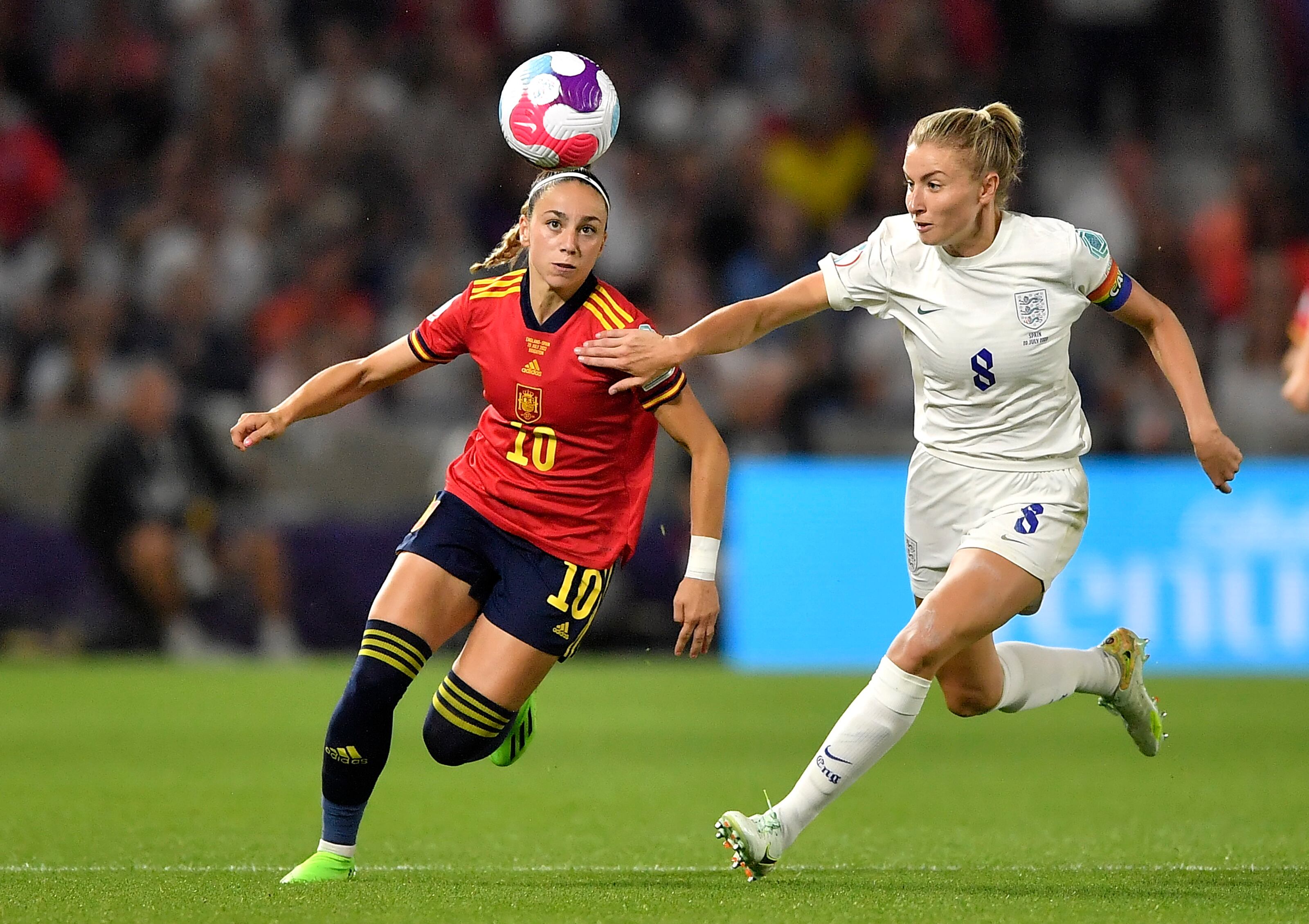 Brighton (United Kingdom), 20/07/2022.- Athenea del Castillo (L) of Spain in action against
Leah Williamson (R) of England during the UEFA Women's EURO 2022 quarter final soccer match between England and Spain in Brighton, Britain, 20 July 2022. (España, Reino Unido) EFE/EPA/Vince Mignott
