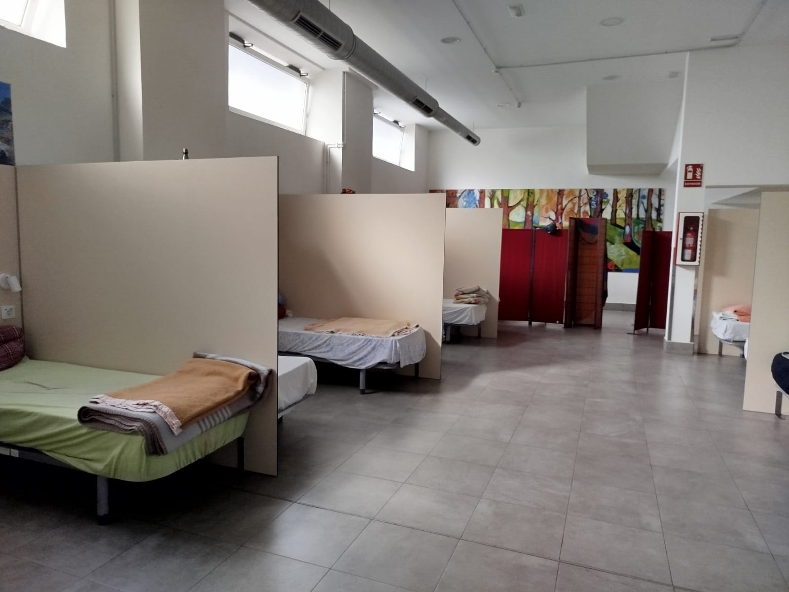 Al fondo, área separada por un biombo para mujeres