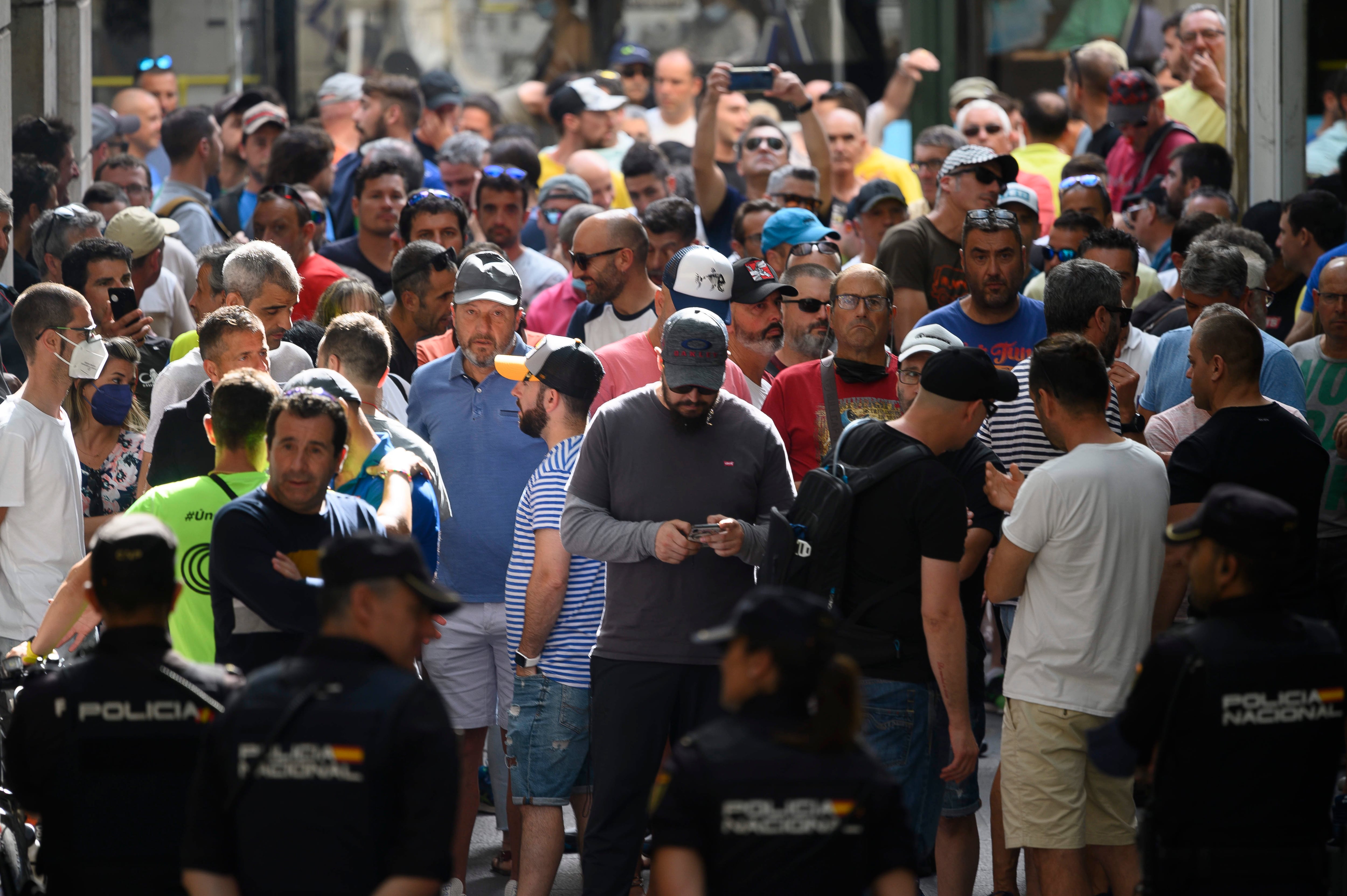 SANTANDER, 16/06/2022.- Trabajadores del metal este jueves en el que los sindicatos que han convocado la huelga indefinida del metal en Cantabria (CCOO, UGT y USO) y la patronal Pymetal, vuelven a la negociación para intentar llegar a un acuerdo que suponga su desconvocatoria. EFE/Pedro Puente Hoyos
