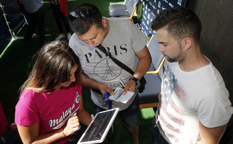 Aficionados renovando su abono del Málaga