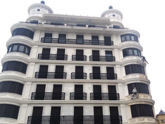 El edificio se encuentra ubicado en el nº1 de plaza Vinuesa, entre el Paseo de La Concha y Zubieta kalea