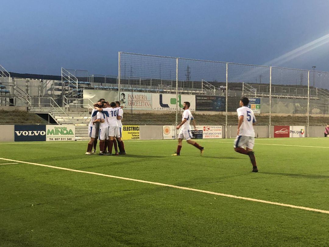 Jugadores del Arcos CF celebrando el gol de Maqui 