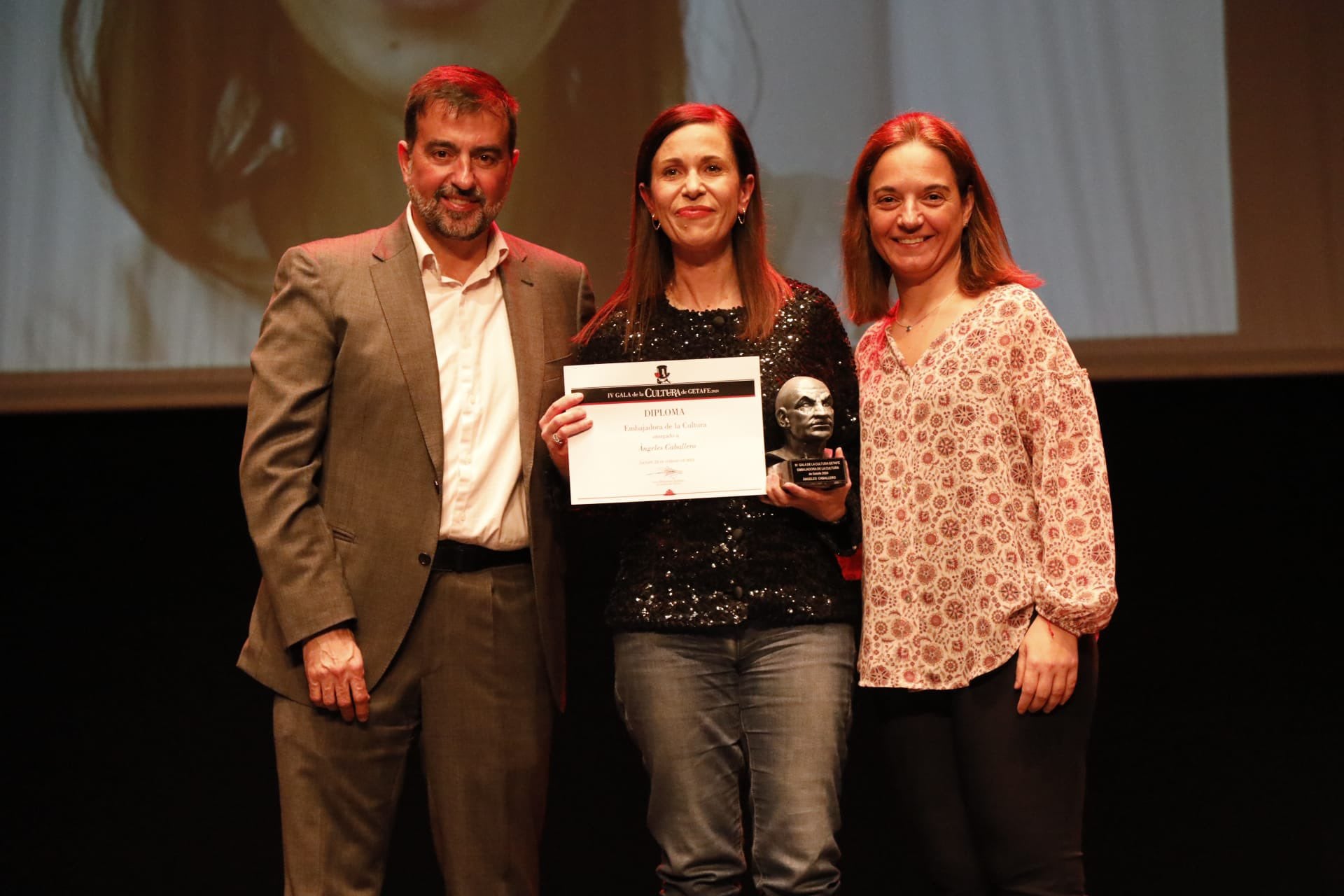 Ángeles Caballero, en el centro, nueva embajadora de la cultura de Getafe