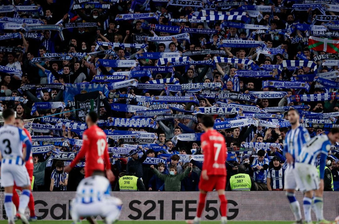 Los jugadores del Atlético y la Real, durante el partido. 