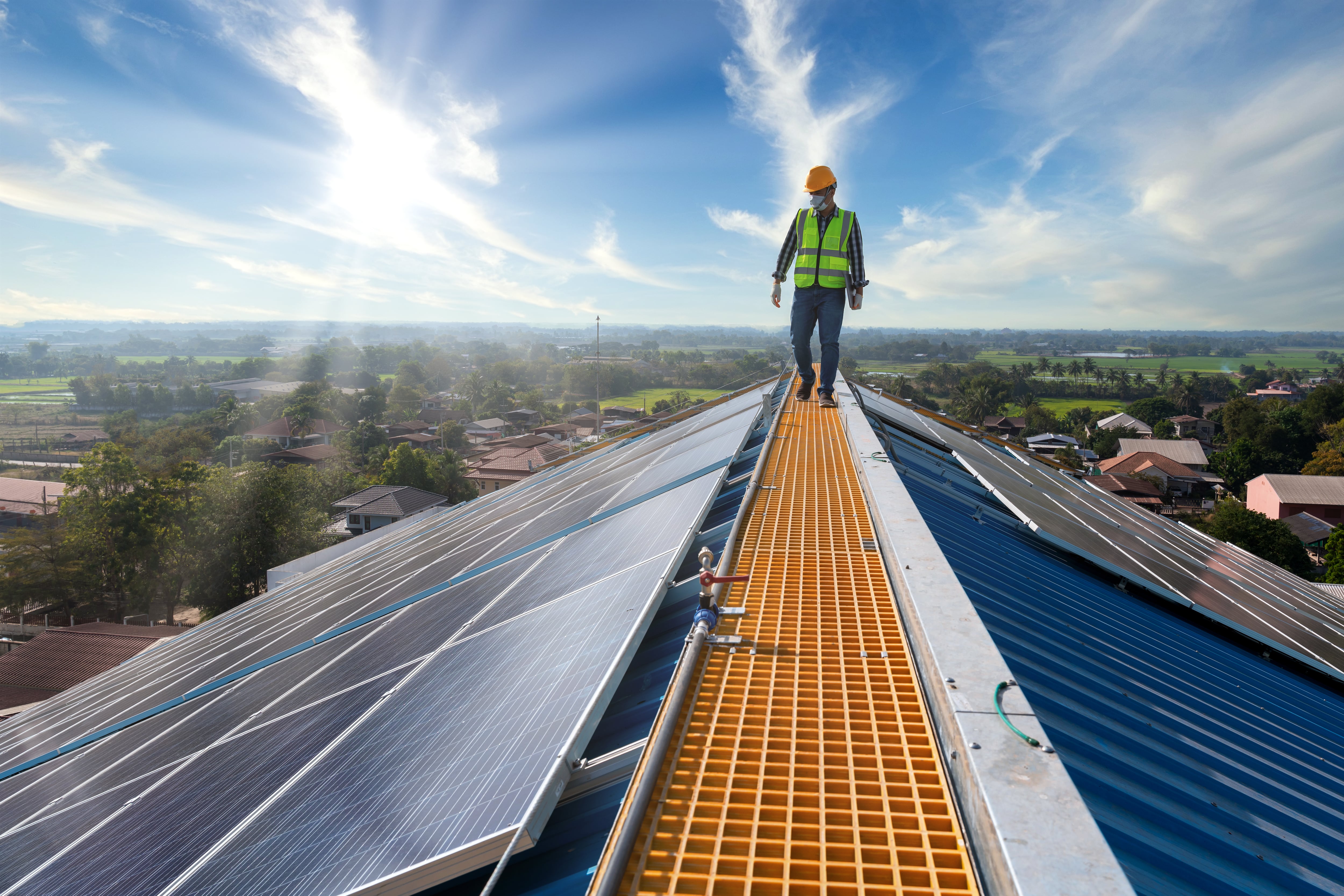 Imagen de recurso de varias placas solares en la azotea de un edificio.