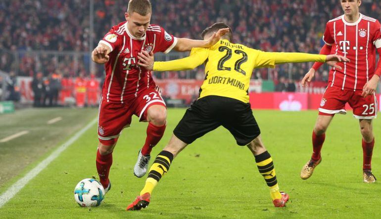 Kimmich intenta marcharse de Pulicic en una jugada durante este año