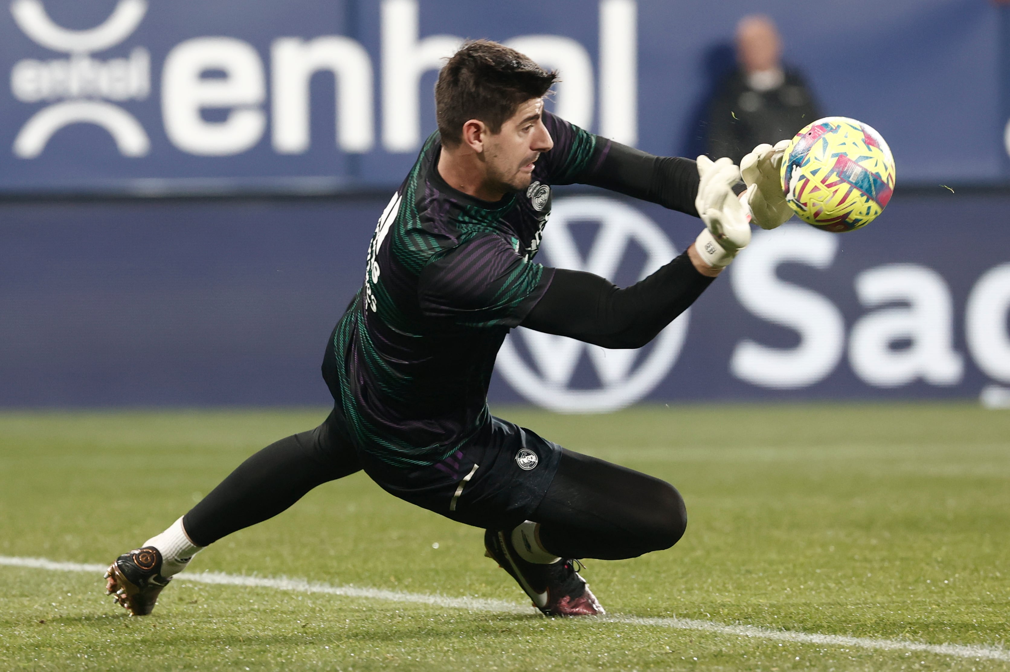 El guardameta belga del Real Madrid, Thibaut Courtois, durante el calentamiento previo al encuentro ante Osasuna