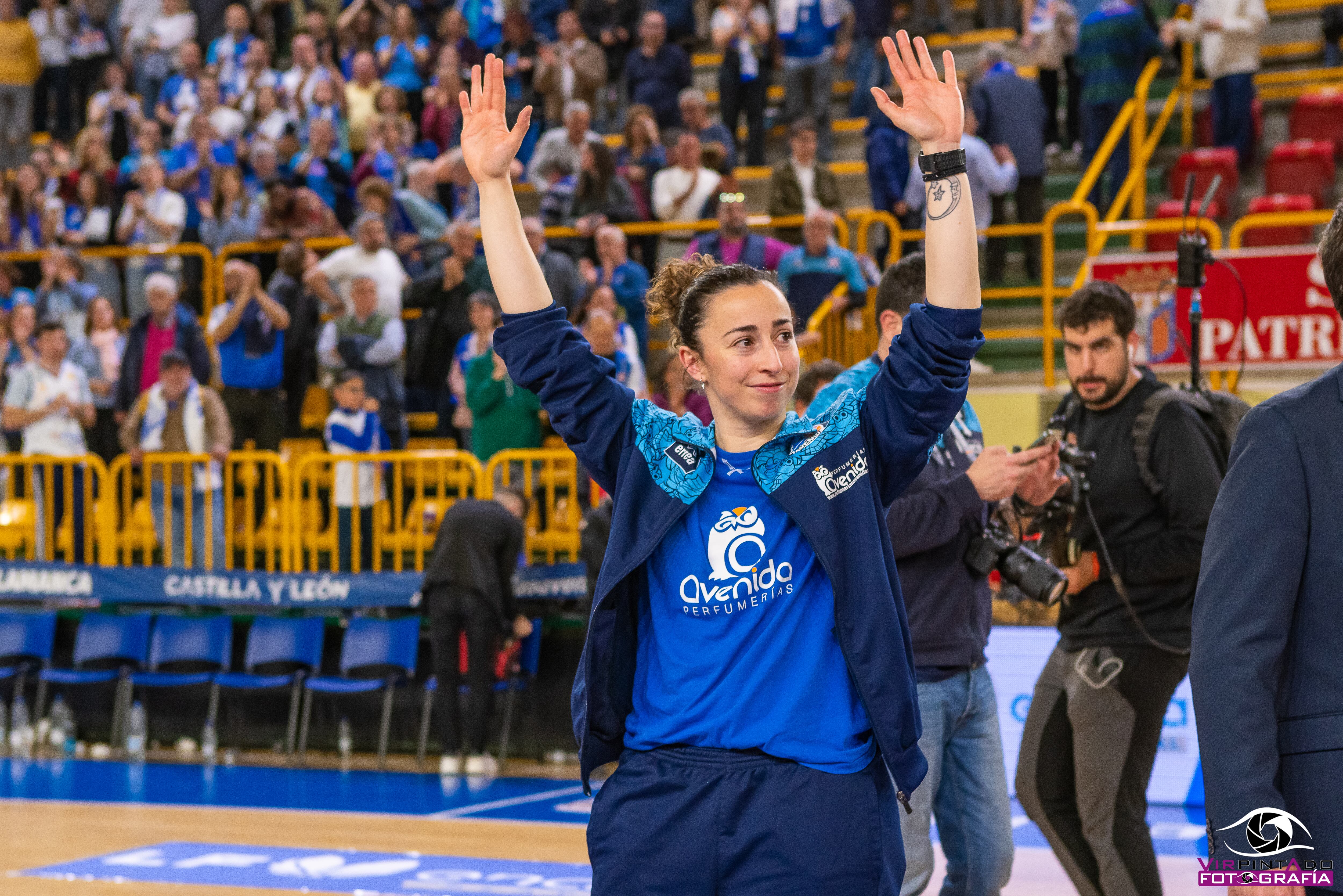 Silvia Domínguez saluda a la afición de Avenida/CB Avenida