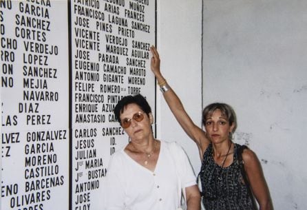 Vicenta Verdejo y su hija en el memorial a las víctimas en Valdepeñas. Años noventa