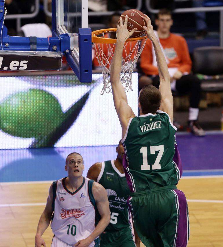 Fran Vázquez machaca el aro ante el Sevilla