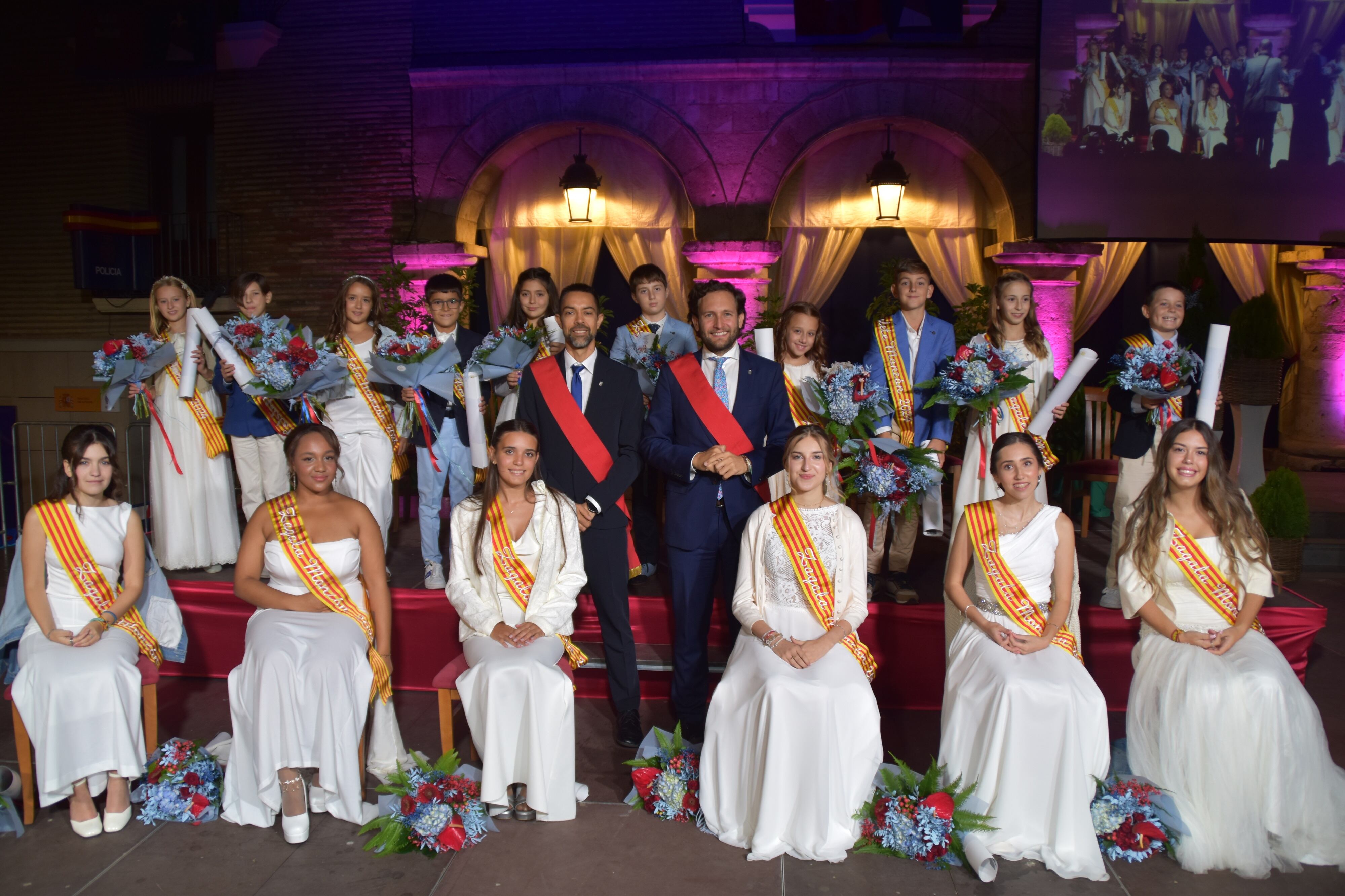 Isaac Claver y Jairo Sánchez con las zagalas, zagaletas y zagaletes. Foto: Ayuntamiento de Monzón