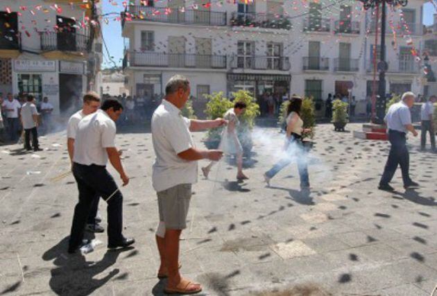 Vecinos de Tolox durante la &quot;cohetá&quot;