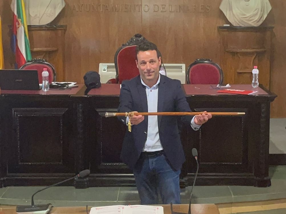 Javier Perales porta el bastón de mando como nuevo alcalde de Linares.
