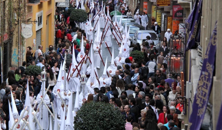 Cortejo de nazarenos de la hermandad de Jesús Despojado