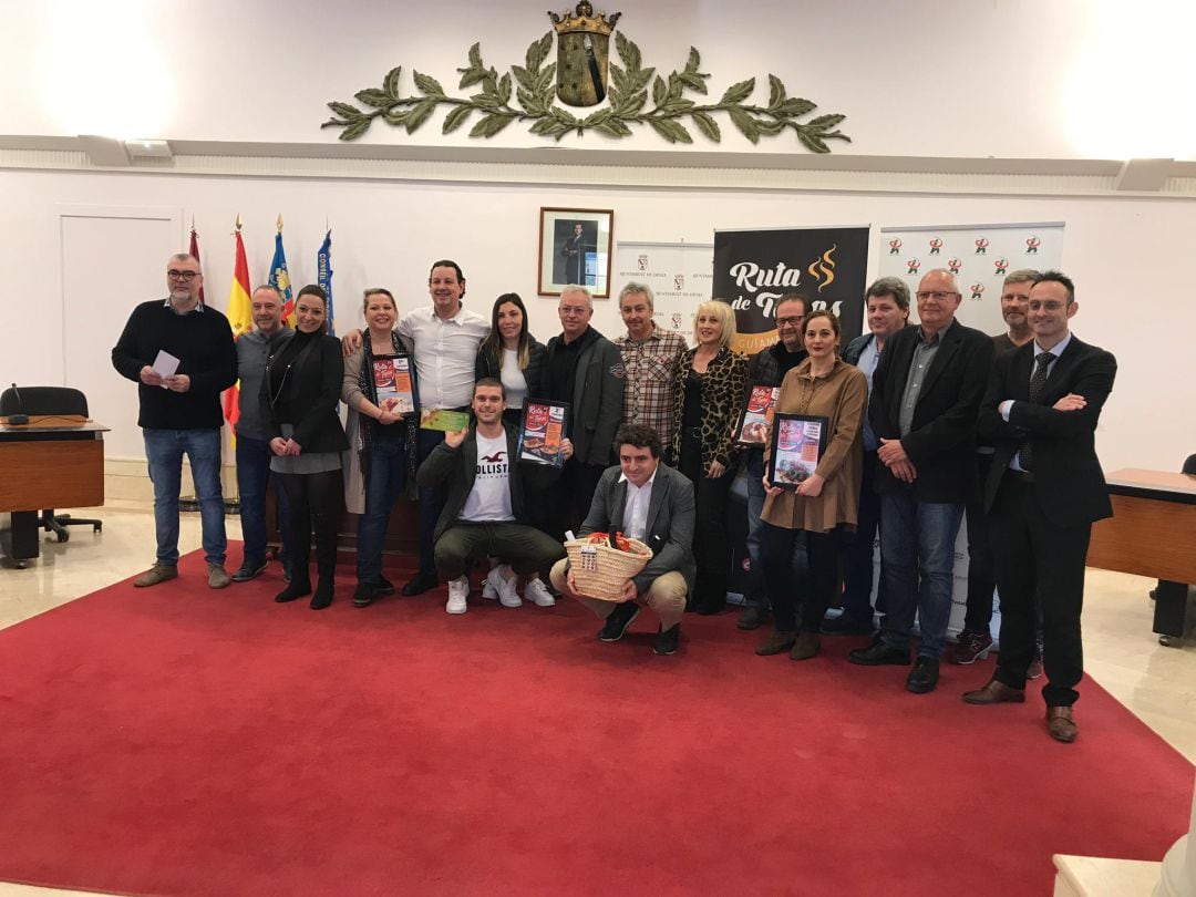 Foto de familia de los locales premiados en la XV Ruta de la Tapa de Dénia.