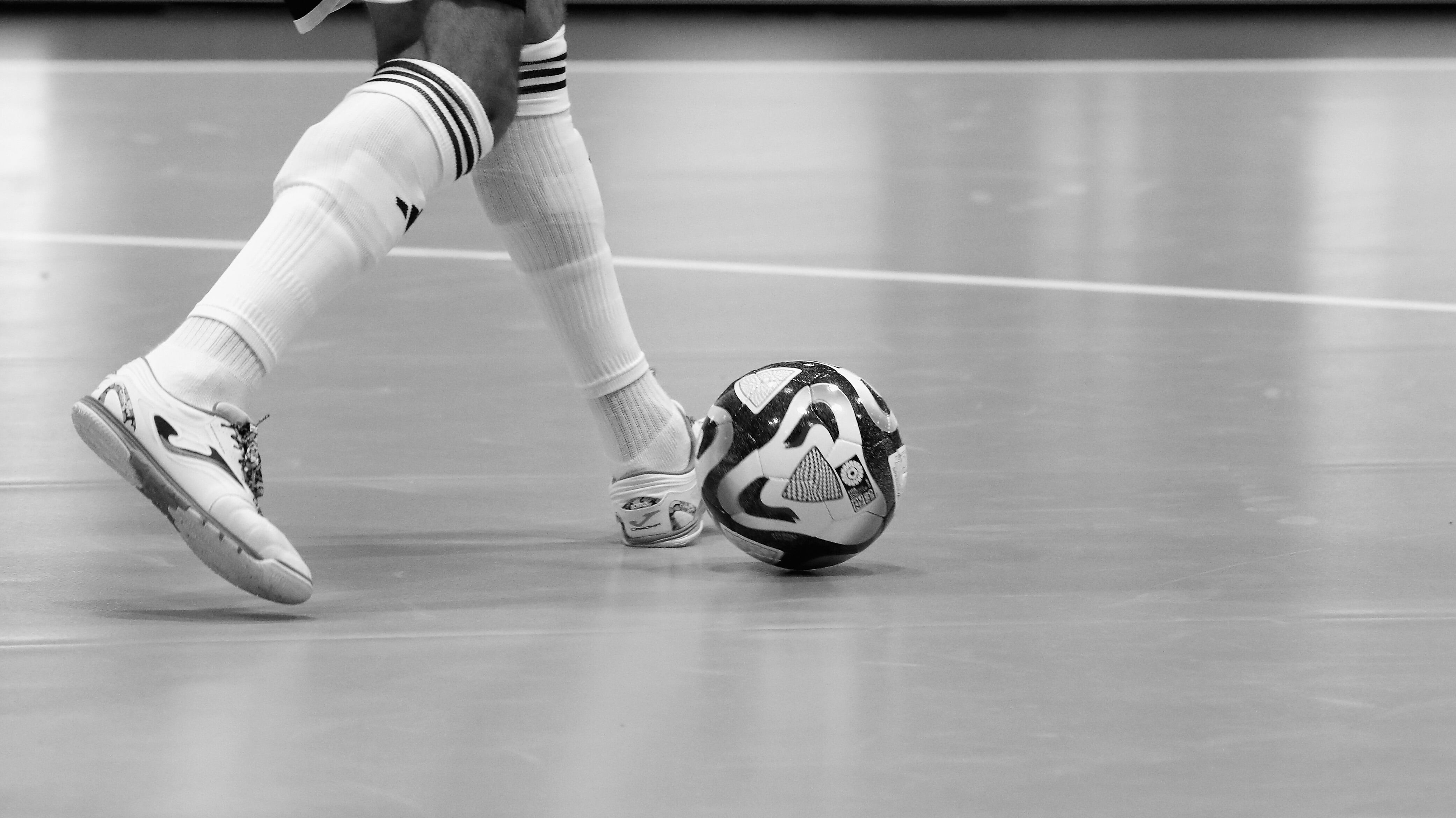 Un jugador toca un balón de fútbol sala