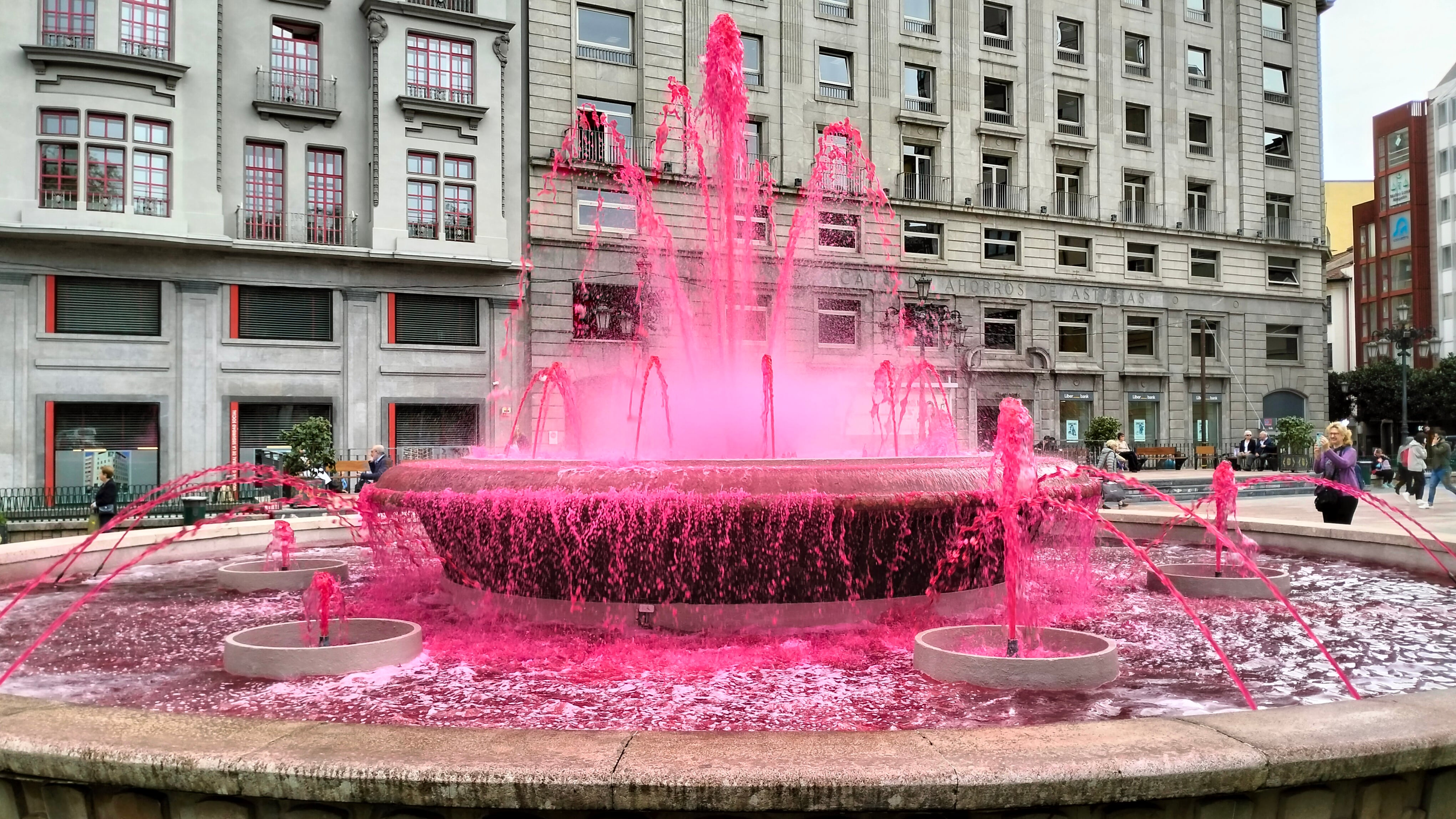 La fuente de la plaza de La Escandalera luce rosa contra el cáncer de mama