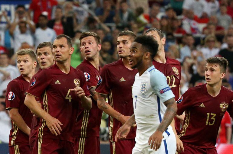 Varios jugadores del equipo ruso y el inglés Sterling miran a la portería rusa después del tiro de falta de Dier que supuso el gol de Inglaterra